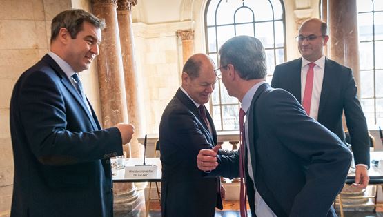 Γιατί αποδοκιμάστηκε ο Olaf Scholz στη Γερμανία;