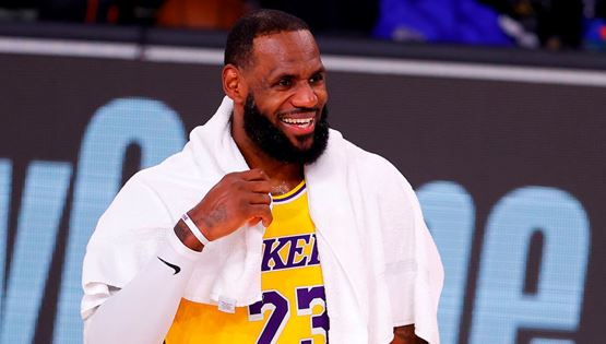 Το Esquire στο hoodie του LeBron James