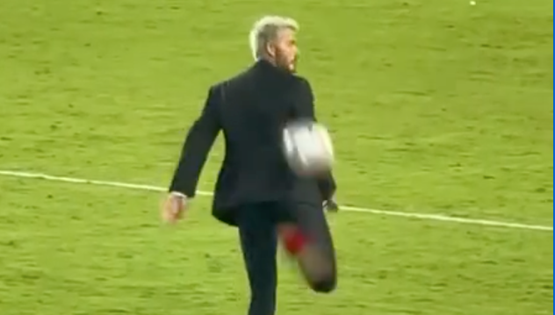 Μεγάλη μπάλα και με κοστούμι για τον David Beckham