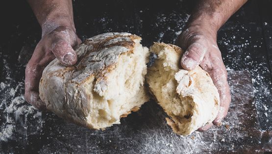 Γιατί όλοι φτιάχνουν ψωμί στην καραντίνα