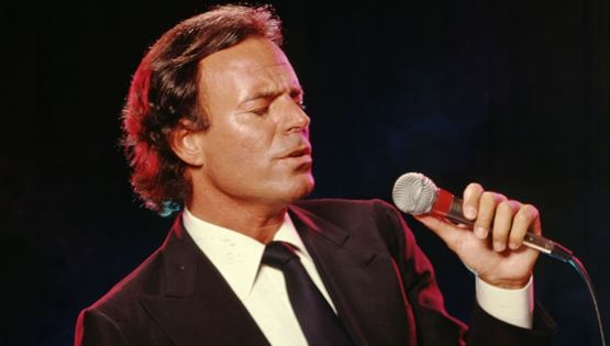 Η ζωή του Julio Iglesias γίνεται σειρά στο Netflix