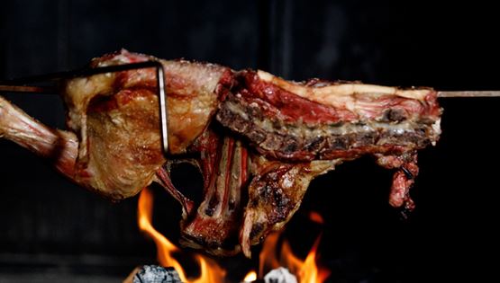 Τσικνοπέμπτη: Πώς να ψήσεις, το σωστό κρασί και πού να πας αν βγεις