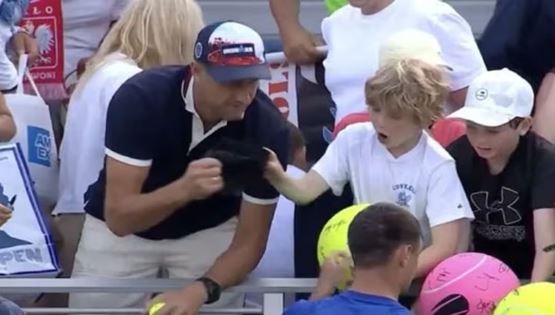 Πολωνός CEO κλέβει υπογεγραμμένο καπέλο απ' τα χέρια πιτσιρικά σε αγώνα τένις και γίνεται viral