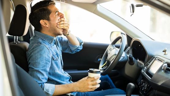 Είναι καλή ιδέα να πίνεις καφέ ενώ οδηγείς; Η επιστήμη απαντά