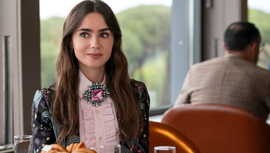 Γιατί μιλάει η πρωταγωνίστρια του Emily in Paris για τον Μητσοτάκη;