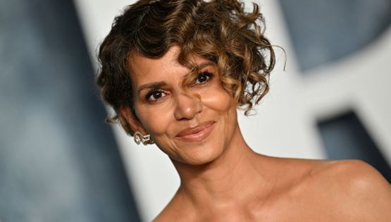Halle Berry με μπικίνι για να μπει καλά ο Οκτώβριος