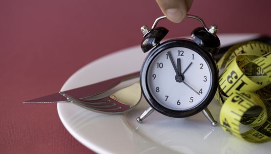 Διαλειμματική νηστεία: Τι είναι και γιατί να τη δοκιμάσεις