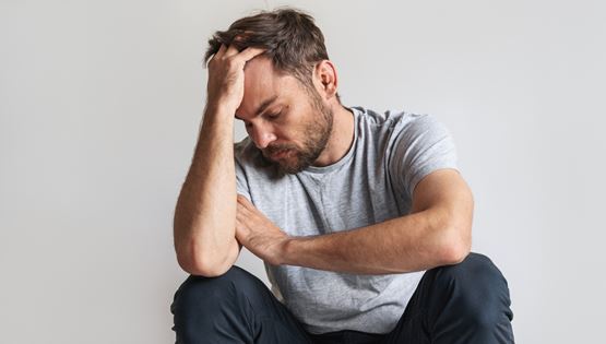 Περίπου 100 άνθρωποι πεθαίνουν την ώρα εξαιτίας της μοναξιάς