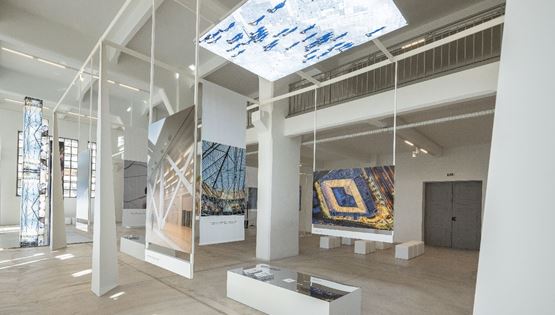 7 κορυφαίοι Έλληνες φωτογράφοι αποτυπώνουν το μωσαϊκό της αστικής ζωής