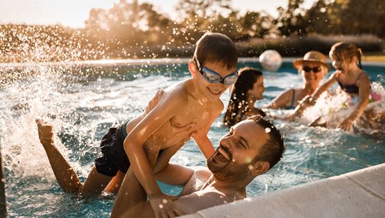 Πισίνα ή θάλασσα; Πού κινδυνεύουμε λιγότερο απ&#39; τα μικρόβια