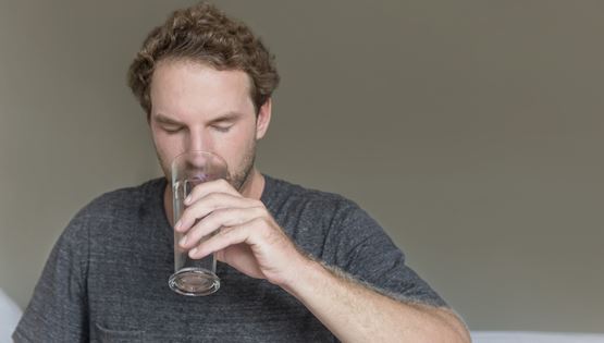 Γιατί δεν πρέπει να πίνεις νερό πριν πας για ύπνο