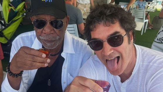 Ο Χριστόφορος Παπακαλιάτης πίνει σφηνάκια παρέα με τον Morgan Freeman στους Παξούς