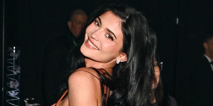 Η Kylie Jenner με σουτιέν από ρόδι είναι ό,τι πιο σέξι -και περίεργο- είδαμε σήμερα (video)