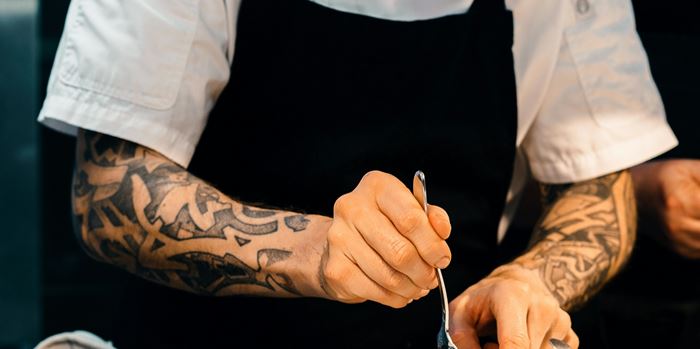 Ποιος είναι ο πασίγνωστος τηλεοπτικός σεφ που οδηγείται στη φυλακή για χρέη στο Δημόσιο