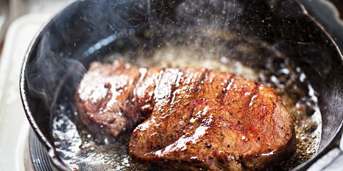 Η πιο ζουμερή μπριζόλα στο τηγάνι: Tips για να γίνει τέλεια