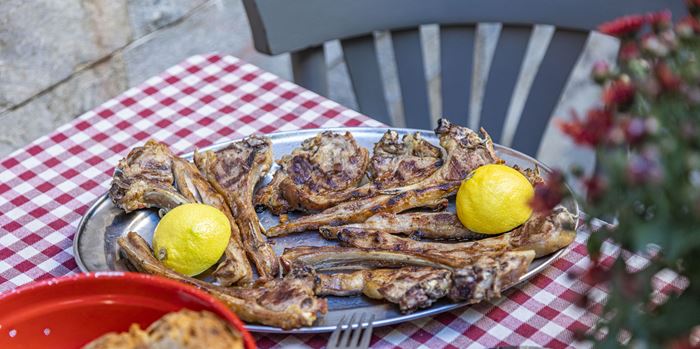 Σε αυτές τις ταβέρνες οι Αθηναίοι επιστρέφουν ξανά και ξανά