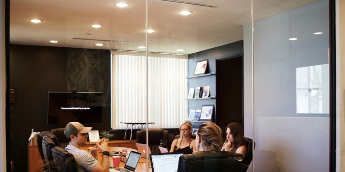 Γιατί η Gen Z είναι καταδικασμένη, σύμφωνα με πολλούς οικονομολόγους