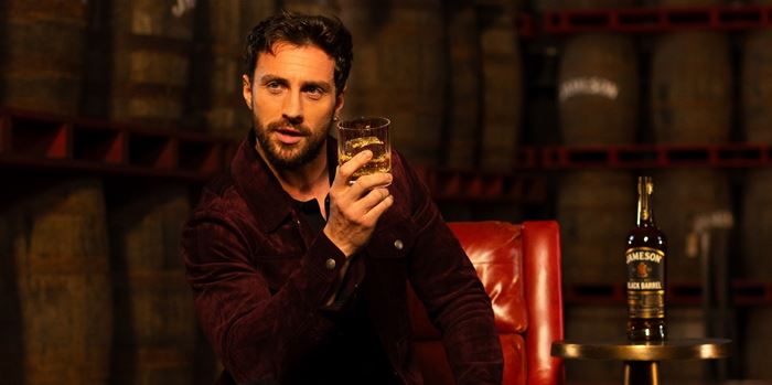 Ο Aaron Taylor-Johnson πρωταγωνιστεί στη νέα παγκόσμια καμπάνια του Jameson με την υπογραφή του Γιώργου Λάνθιμου