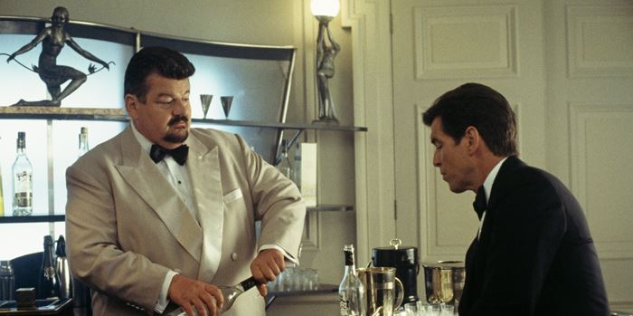 Γιατί ο James Bond πίνει το Martini του κουνημένο και όχι ανακατεμένο