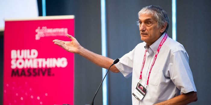 Ο ελληνοαμερικανός επιστήμονας που πήρε το Νόμπελ Φυσικής