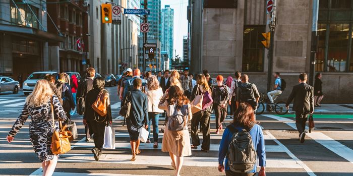 Σε ποια χώρα πέφτει πρόστιμο αν περπατάς πολύ γρήγορα