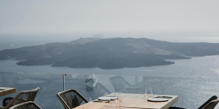 Ένα από τα καλύτερα εστιατόρια της Σαντορίνης σερβίρει στη Γλυφάδα