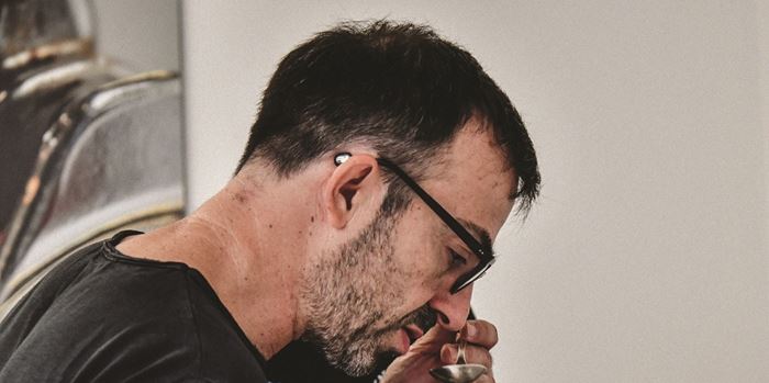 O Κώστας Καλαφατάς μεγάλωσε σε σακιά πράσινου καφέ και μυρωδιές από φρεσκοκαβουρδισμένους κόκκους