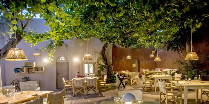 Tο πιο κινηματογραφικό εστιατόριο της Τήνου σερβίρει για ένα βράδυ στη Γλυφάδα