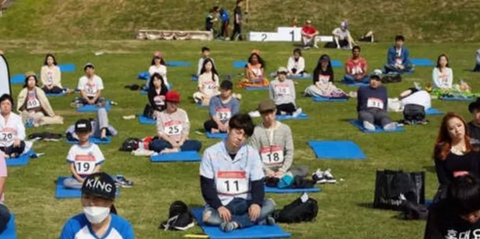 Σίγουρα δεν έχεις δει ξανά τέτοιον διαγωνισμό: Ποιος θα χαλαρώσει πιο πολύ