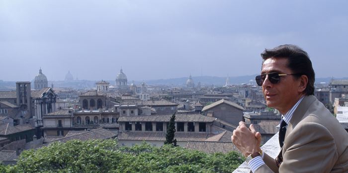 Valentino Garavani 1932-2026 | Η κομψότητα ως τέχνη μέσα από το έργο του αείμνηστου σχεδιαστή μόδας