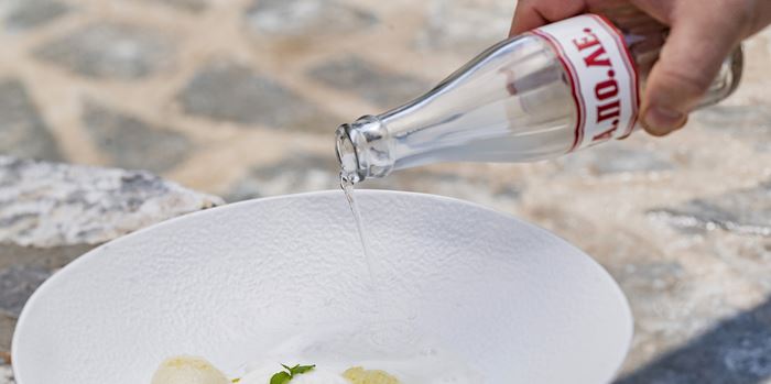 Από τους Πεύκους της Ρόδου στην Αθηναϊκή Ριβιέρα: Ένα εστιατόριο-διαμάντι σερβίρει για ένα βράδυ στη Γλυφάδα