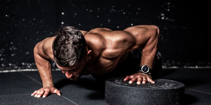 5 ασκήσεις για να χτίσεις κορμί και μπράτσα