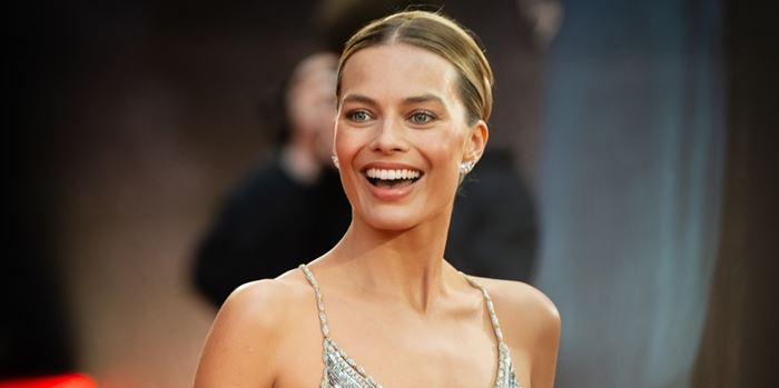 H Margot Robbie σόκαρε τους πάντες-αποκαλυπτικό φόρεμα σε πρεμιέρα στο Λονδίνο