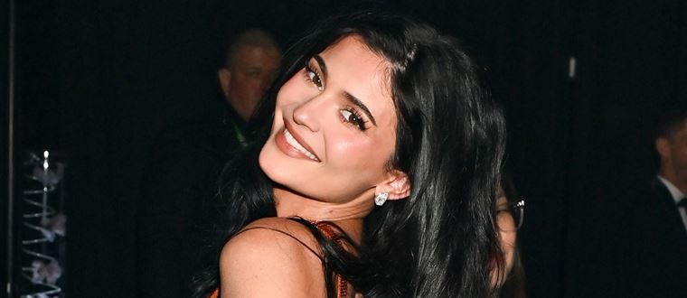 Η Kylie Jenner με σουτιέν από ρόδι είναι ό,τι πιο σέξι -και περίεργο- είδαμε σήμερα (video)