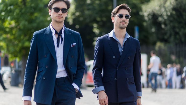 Ένα μπλε κοστούμι πρέπει να κρέμεται σε κάθε αντρική γκαρνταρόμπα