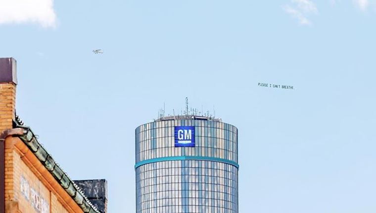 Ο ουρανός της Νέας Υόρκης γέμισε με τα τελευταία λόγια του George Floyd