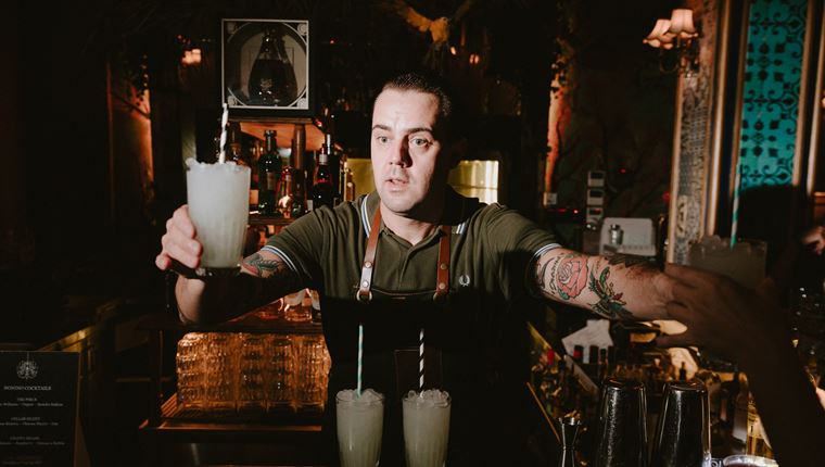 Ο Simone Caporale πιστεύει ότι τα μπαρ μπορούν να σώσουν τον κόσμο