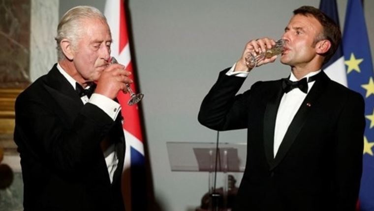 Ένας μπλε αστακός και ακριβά κρασιά για τον Κάρολο κόστισαν στον Macron 475.000 ευρώ και ένα μίνι σκάνδαλο