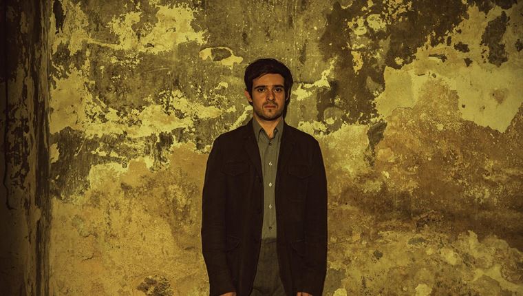 Ο Αντώνης Γκρίτσης παραμένει σιωπηλός σε μία ακόμη θορυβώδη θεατρική χρονιά