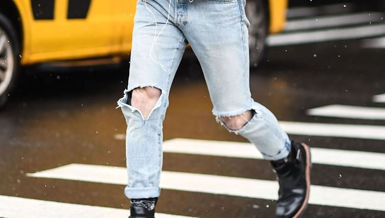 Τα τζην παντελόνια με σκισίματα είναι πλέον ξεπερασμένα