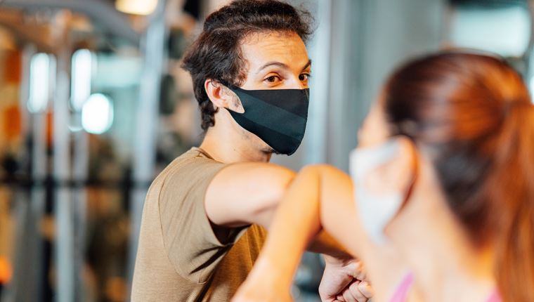 Ο κορονοϊός μπορεί να επιβιώσει στο δέρμα πολύ περισσότερο από τον ιό της γρίπης