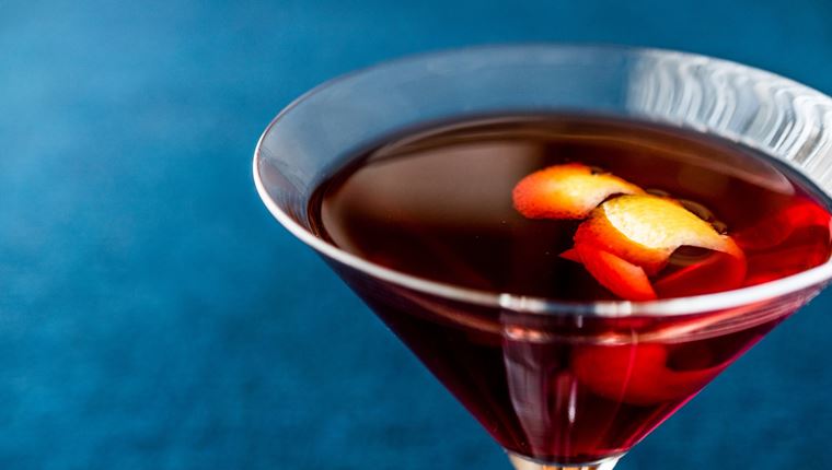 Το low-ABV Manhattan είναι το cocktail που χρειάζεσαι αυτή την εποχή