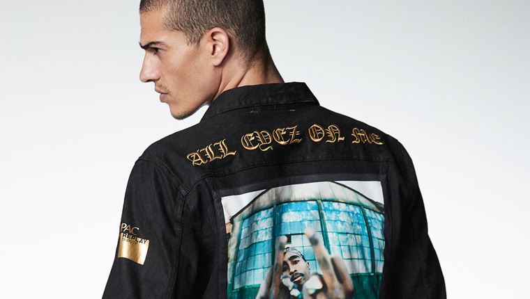 Η Replay αποτίει φόρο τιμής στον 2Pac