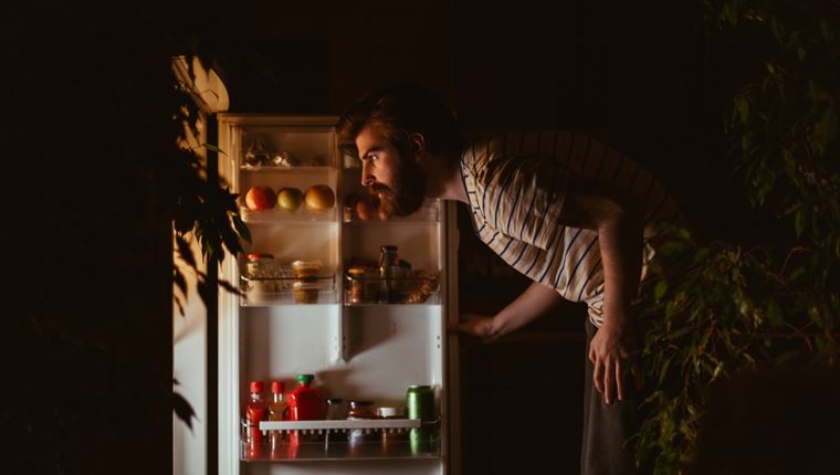 Γιατί μας πιάνουν λιγούρες το βράδυ