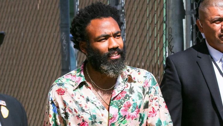 Κανείς δεν φορά καλύτερα το pyjama suit από τον Donald Glover