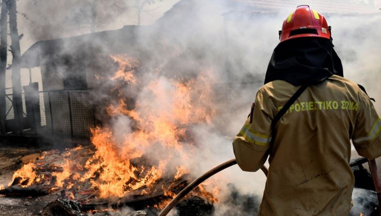 10 συγκλονιστικές φωτογραφίες από τις πυρκαγιές σε Αττική και Λουτράκι