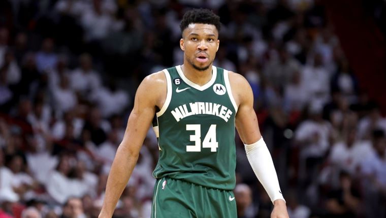 O Γιάννης Αντετοκούνμπο ζητά 95.000 δολάρια από εταιρεία πολυτελών κρεβατιών