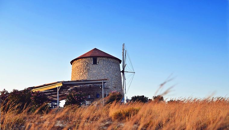 Ξεκαλοκαιριάζαμε στον Καστό και σε αυτό το μπαρ-έκπληξη