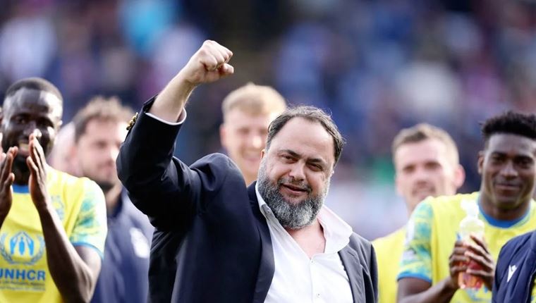 Σε άλλα νέα, το Twitter οργιάζει με τη συνέντευξη του Βαγγέλη Μαρινάκη στη Daily Mail