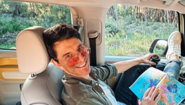 Ο Σάκης Ρουβάς θα τραγουδήσει για τα γενέθλια ενός αυτοκινήτου